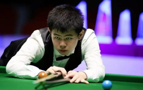 这位年轻选 这位年轻选